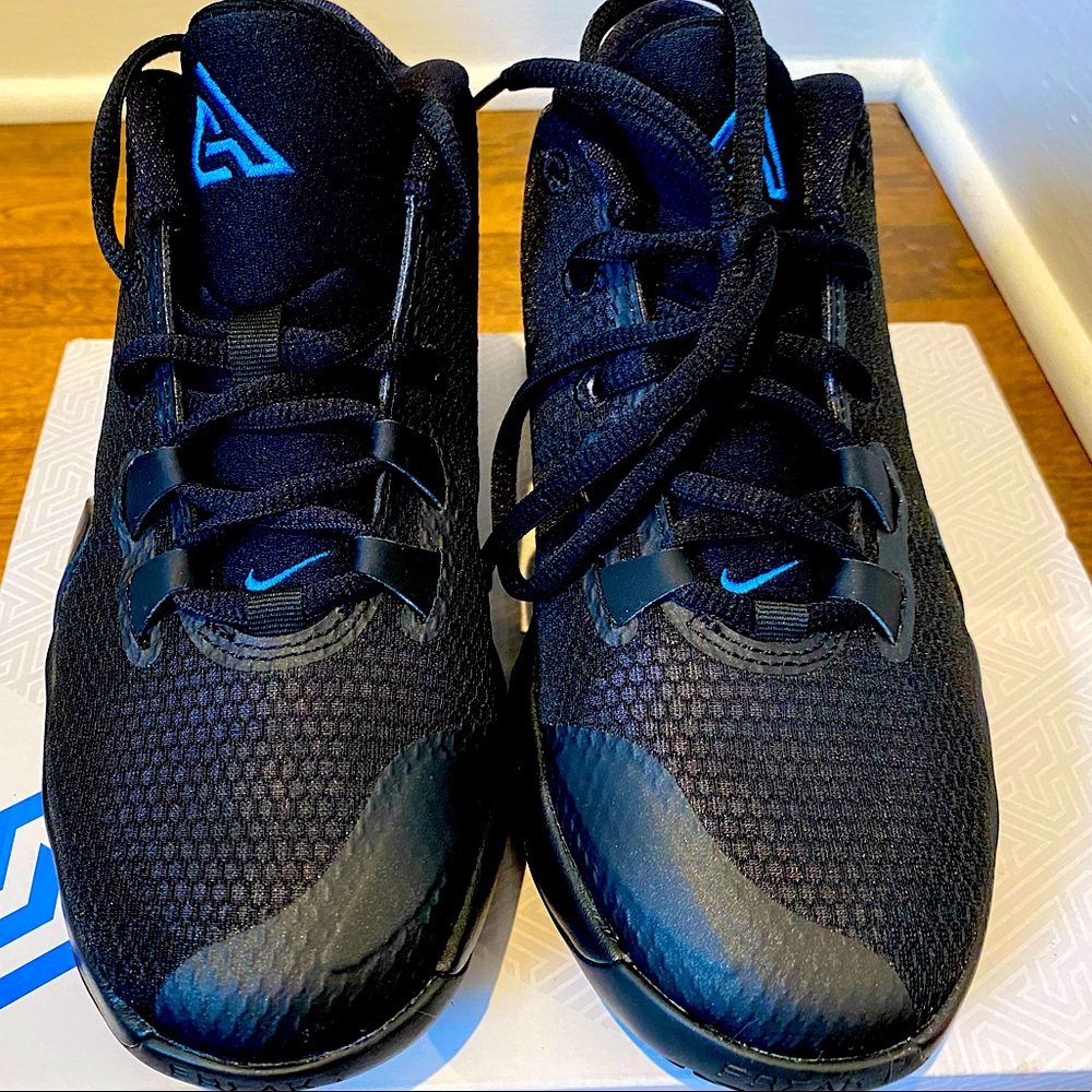 NEW Boys Nike Size 4 Giannis Attetokounmpo Freak 1 GS.